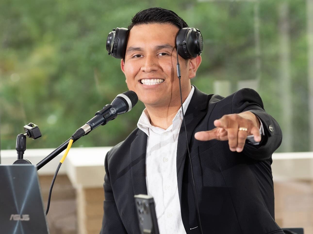 SDM DJ Entertainment, a preferred vendor for VOW weddings